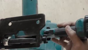 Аккумуляторная дисковая пила Makita HS301D.