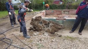 Демонтаж кирпичного фундамента ручным способом! Dismantling the brick foundation by hand!