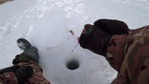 Сменил мормышку и клев стал лучше! Зимняя рыбалка на безмотылку 2018.