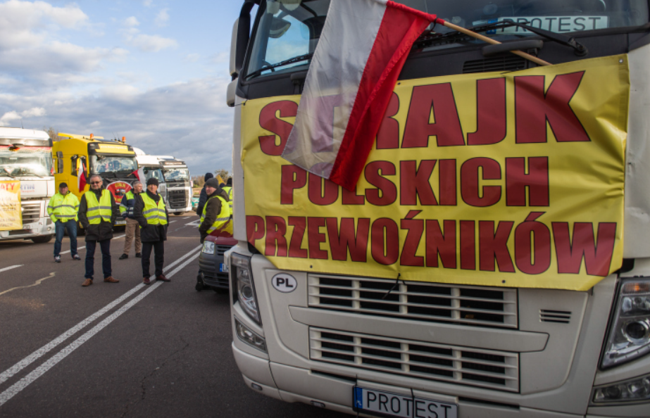 Польские фермеры пригрозили присоединиться к забастовке дальнобойщиков из-за Украины