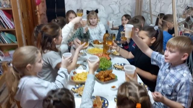 У Вари День Рождения 9 лет! смотреть онлайн