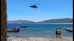КАК ПОЖАРНЫЙ вертолёт набирает воду КА-32А