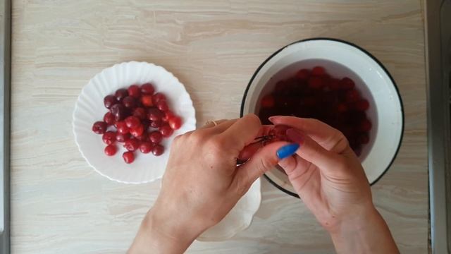 Быстрая ЧИСТКА ВИШНИ от косточек!