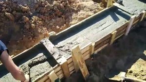 Вибрирование бетона при заливке фундамента