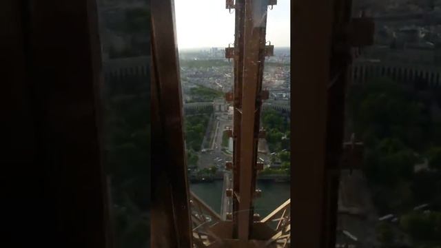 Париж Поднимаемся на лифте на Эльфелеву Башню смотреть онлайн