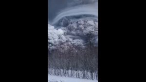 Где-то апрельский снег, а где-то извержение вулкана.

На полуострове Камчатка произошло мощное извер