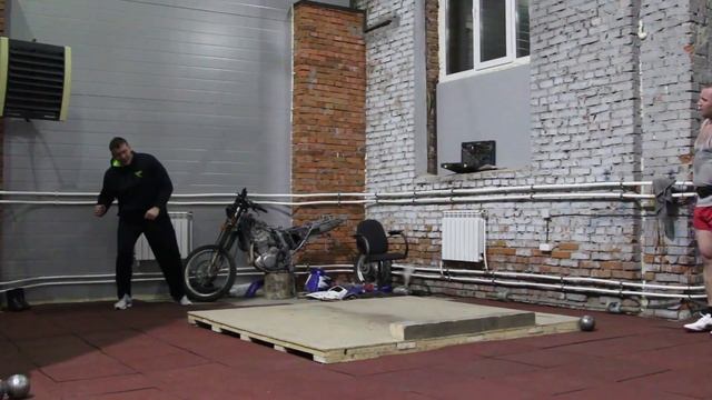 Толкание ядра, тренировка Дениса Ананьева с Андреем Михневичем ч 2 смотреть онлайн