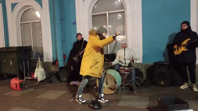 Уличный музыкант в Санкт-Петербурге. "Трава у дома" смотреть онлайн
