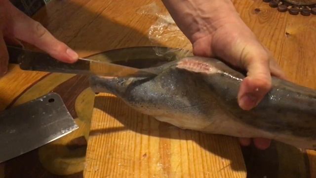 Как быстро почистить рыбу горбушу от кожи( чешуи)