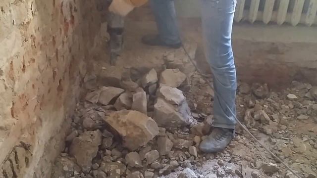 Работа бетоноломом (отбойным молотком)по заглублению первого этажа. Аренда бетонолома