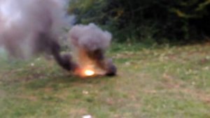 Военная дымовая шашка в действии. Просто афигеть!!!