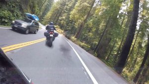 Использование тормоза при прохождении поворотов на мотоцикле (на английском)