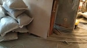 Демонтаж маяков после стяжки,заполнение штроб раствором!