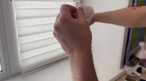 Установка рулонных штор день-ночь без сверления
