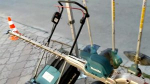 Аккумуляторный штанговый кусторез для подрезания живой изгороди Makita DUN500WZ(Макита в работе LXT