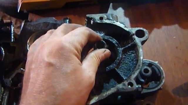 ВАЗ 11113-40 Как демонтирую подшипники уравновешивающих валов,сохраняя заглушки. смотреть онлайн