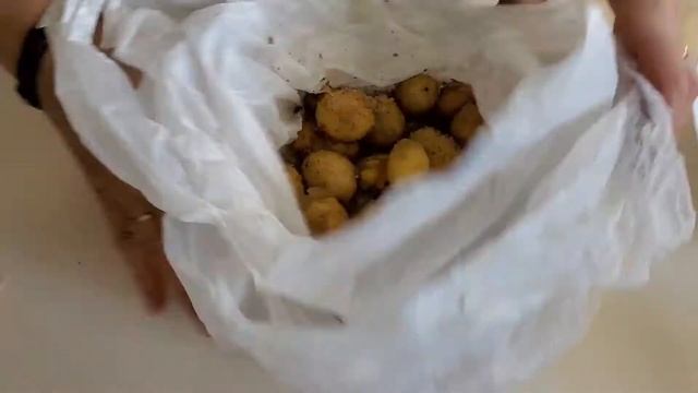 КАК ЛЕГКО И БЫСТРО ПОЧИСТИТЬ МОЛОДОЙ КАРТОФЕЛЬ. Как почистить молодую картошку без ножа.