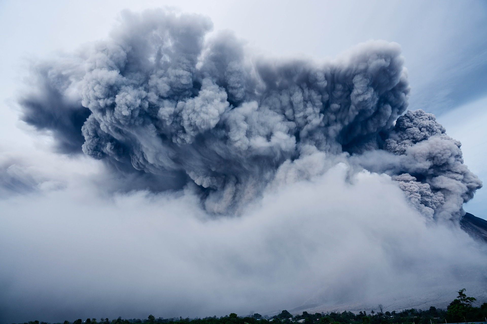 Камчатский вулкан Безымянный выбросил огромный столб пепла