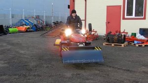 Беларус 152 МТЗ с коммунальной щёткой и отвалом