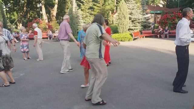 Харьков, танцы в парке,"А у мене е корова" смотреть онлайн