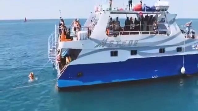 Прогулка на трёхпалубном катамаране «Метеор». Черноморское побережье г. Анапа.