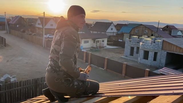 #кровлякрыши Монтаж металлопрофиля своими руками/Как поднять и установить профлист на крышу в один-