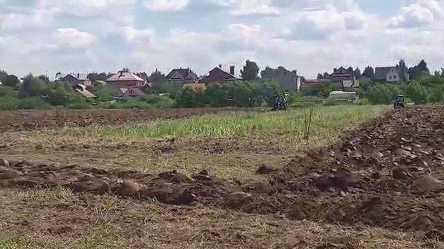 Вспашка земли тракторами МТЗ с навесным плугом