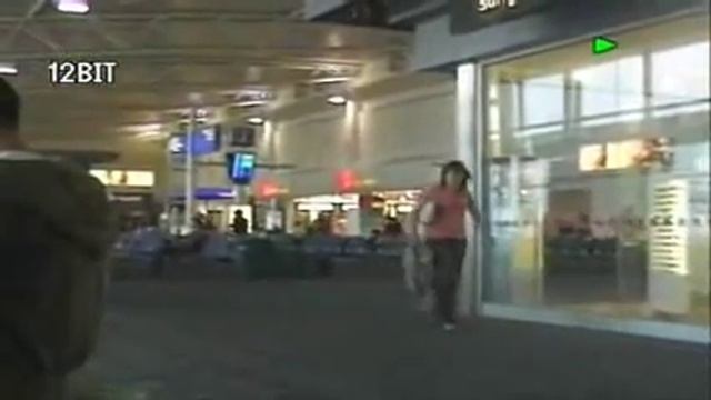 Piano Playing - Liverpool Airport смотреть онлайн