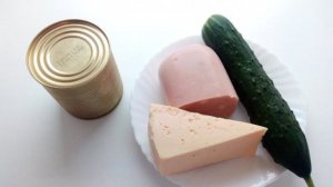 Салат из ветчины, кукурузы и огурца