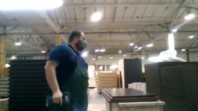 Скручиваю детали для шкафов.