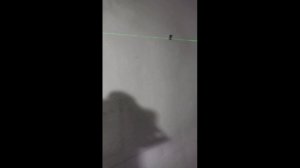 монтаж большого зеркала на неровную стену.