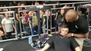 Джон Джонс задушил фаната до отключки