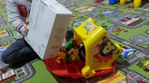 Пирамидка и домик с машинками