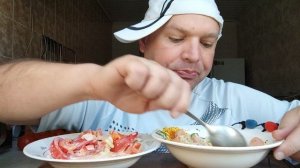 ОБЖОР бичпакет с сосисками и яйцами/мукбанг салат из свежих овощей