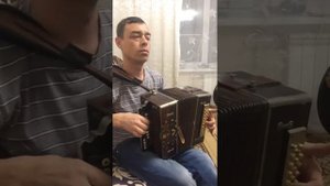 Вальс "Расставание" и "Под небом Парижа" на столетней гармошке.