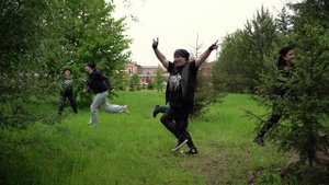 Родители сняли клип на песню "Король и шут", чтобы поздравить выпускников