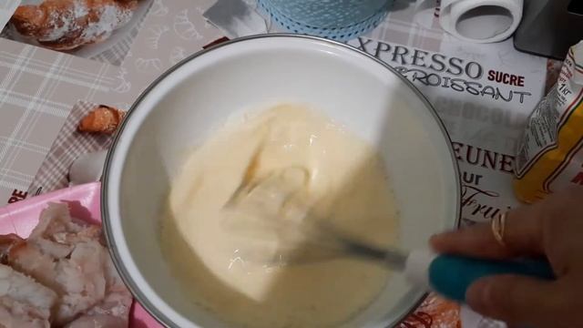 Филе минтая в кляре на сковороде.