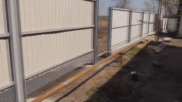 Забор задний из 16-го швеллера. Профнастил + пт 50х30 + высечка смотреть онлайн