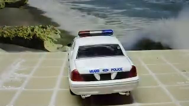 1:32 Scale Miami Police Department Crown Vic w/ working LED Strobes смотреть онлайн