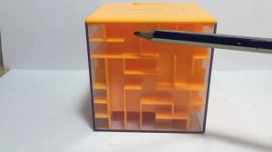 Единственный способ пройти 3D лабиринт на головоломке - копилке Maze Money Box