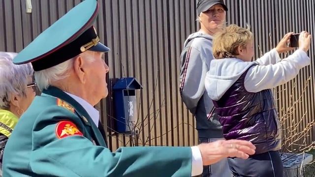 В Бурятии танк Т-34 привезли к дому ветерана-танкиста Ивана Голощапова смотреть онлайн