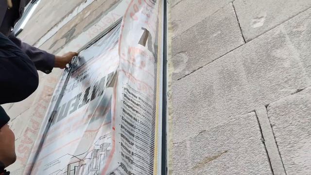 Как правильно установить элемент примыкания с сеткой на окно, как защитить плёнкой от грязи окна