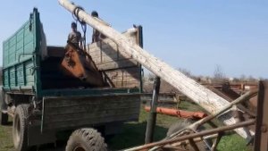 Колос ск 6 Модернизация. Снимаем запчасти самодельным краном