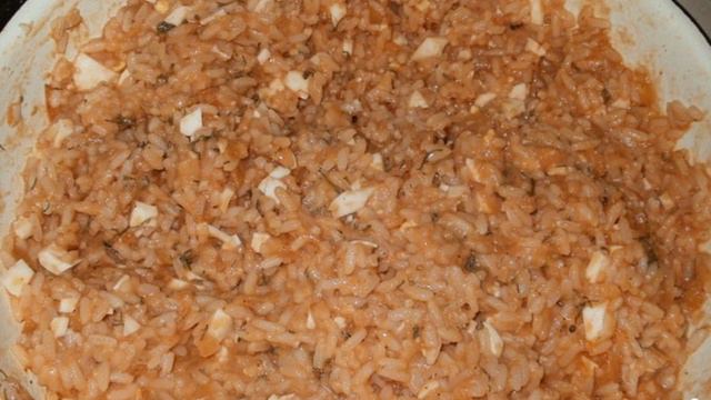 Фаршированный кальмар с рисом и яйцом