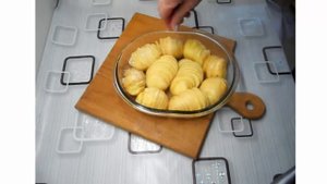 Картофель запеченный в духовке. Молодой картофель запеченный ломтиками в кожуре.