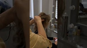 Текстурный пучок из волос / причёска на средние волосы