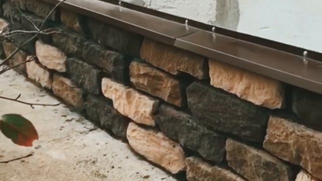 Отделка цоколя искусственным камнем серии «Скала»