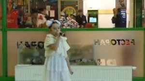 Девочка классно поёт в кафетерии песенку - Туби дуби ду пап па парам (23 декабря 2016)