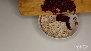 Проще не бывает. Салат из кальмара и свёклы.