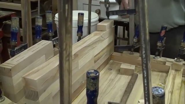 Соединяем столешницу с каркасом, делаем перемычки для будущих шкафов и заднюю стенку смотреть онлайн